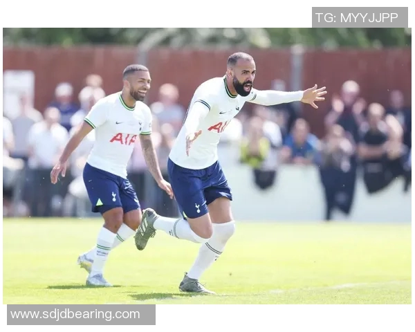 足球戴维斯与基恩的巅峰对决谁能在绿茵场上笑到最后