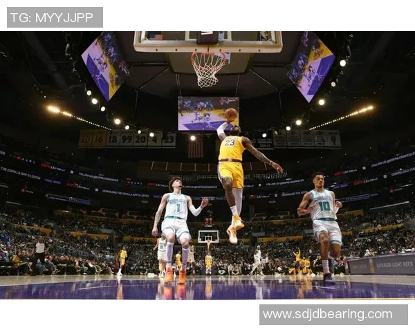 湖人对阵雄鹿莫里斯表现出色助力球队争夺季后赛席位